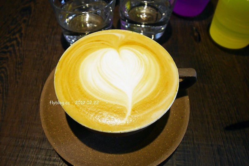 何朝宗建築師事務所┃東勢美食推薦:像是在自已家裡喝咖啡般的自在,平價又美味的低調咖啡館,每日限量手作麵包也超好吃 @飛天璇的口袋