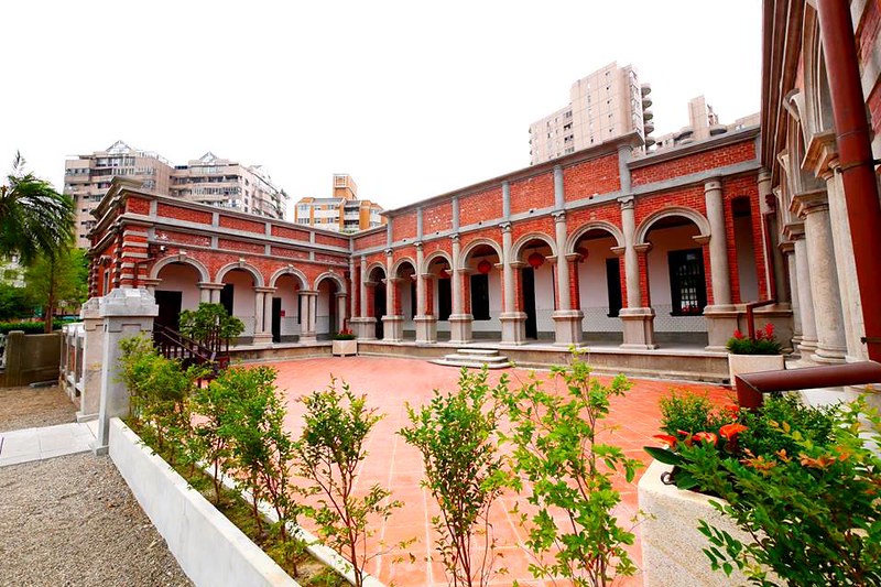 一德洋樓.台中市歷史建築林懋陽故居┃台中北屯美食:百年古蹟再造,結合一德藝文茶館、禧院喜餅、羅布森書蟲房冊惦、布朗尼甜點,未來還會有兒童沙坑和遊戲區 @飛天璇的口袋