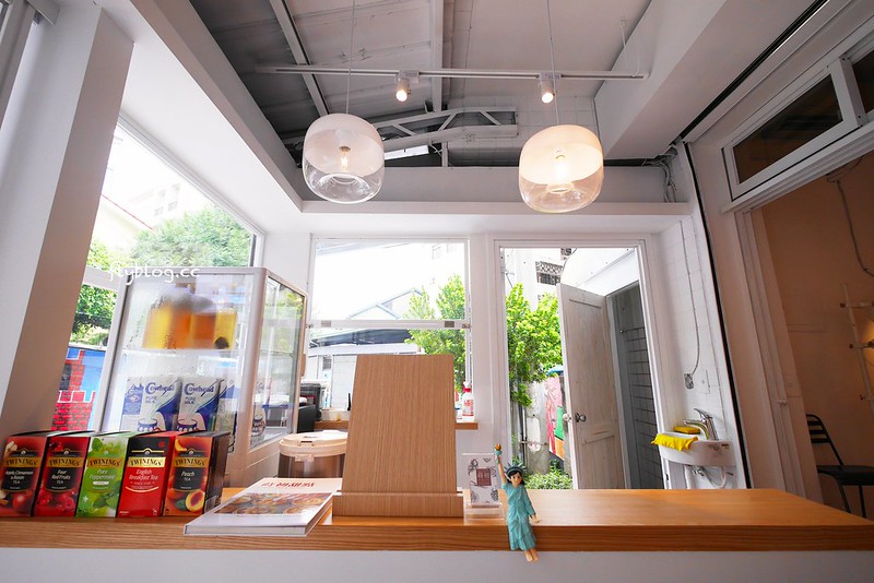 蒔初甜點@二店┃台中西區美食:隱藏在林森路動漫巷裡的超人氣甜點店,同場加映動漫巷各種新的彩繪卡通,還有最新的「你的名字」電影海報畫面 @飛天璇的口袋