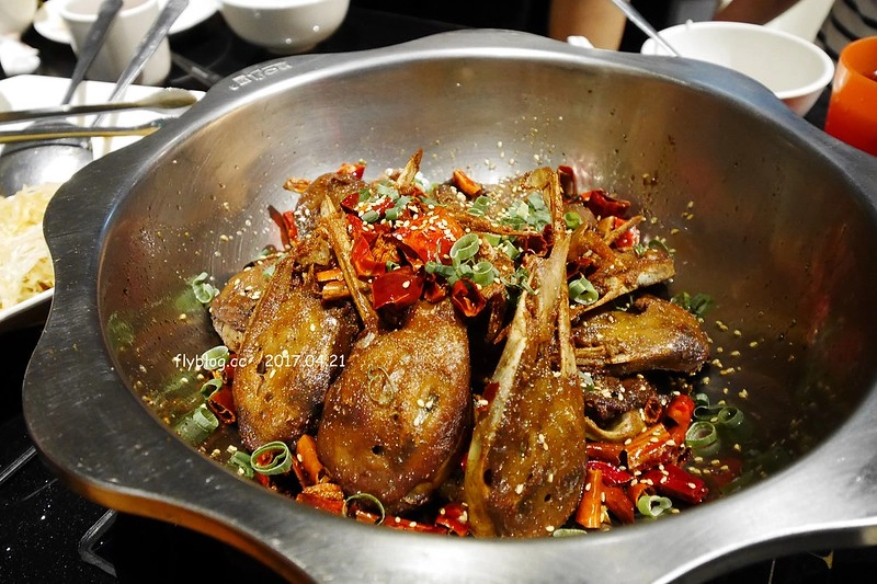 【高雄三民】頭等艙飯店.站前館,高雄兩天一夜小旅行,推薦離高雄火車站最近的頭等艙商務飯店,吃美食、逛街購物都方便 @飛天璇的口袋