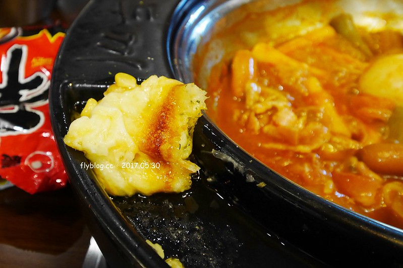 【台中北區】兩餐韓國年糕火鍋,$299元無限量吃到飽!吃完年糕後再做炒飯,中友百貨商圈一樓 @飛天璇的口袋