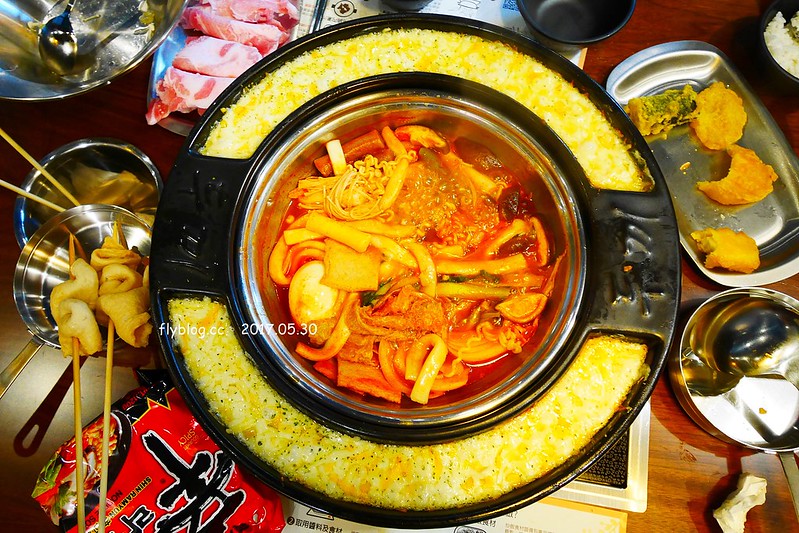 【台中北區】兩餐韓國年糕火鍋,$299元無限量吃到飽!吃完年糕後再做炒飯,中友百貨商圈一樓 @飛天璇的口袋