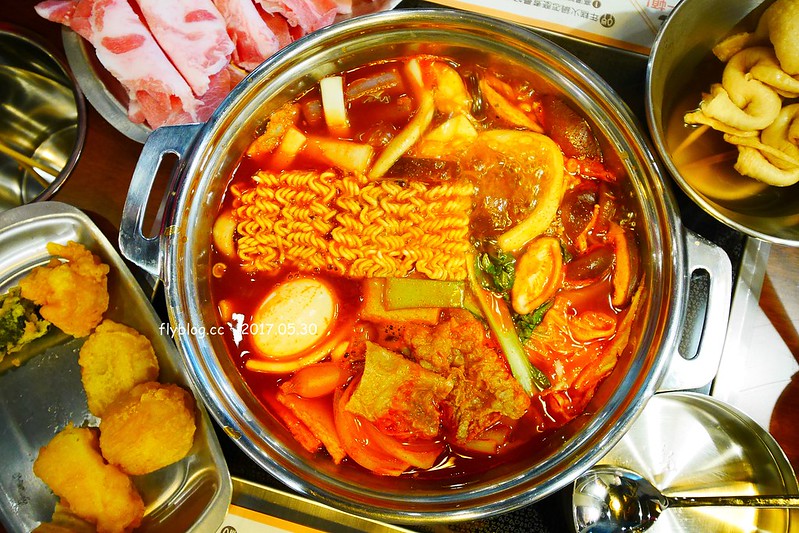 【台中北區】兩餐韓國年糕火鍋,$299元無限量吃到飽!吃完年糕後再做炒飯,中友百貨商圈一樓 @飛天璇的口袋
