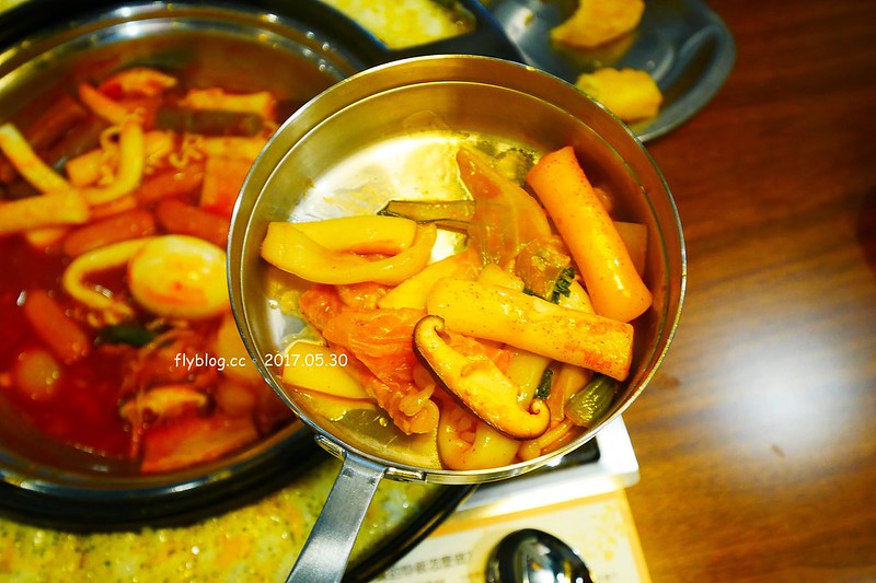 【台中北區】兩餐韓國年糕火鍋,$299元無限量吃到飽!吃完年糕後再做炒飯,中友百貨商圈一樓 @飛天璇的口袋