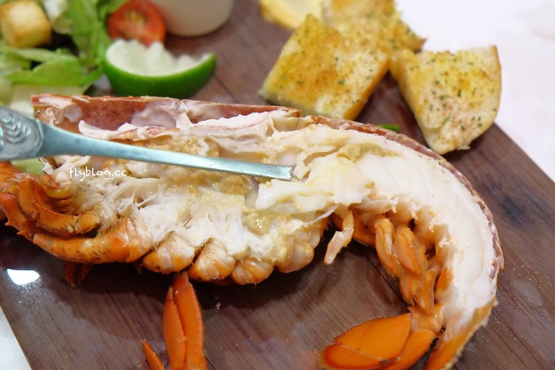 Captain Lobster龍蝦堡台中快閃店┃台中西屯美食:整隻500公克重的豪華活龍蝦,還多了古巴三明治和松葉蟹堡,超霸氣龍蝦套餐千元有找 @飛天璇的口袋