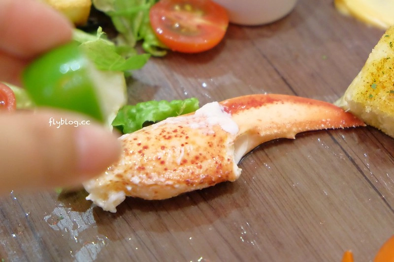 Captain Lobster龍蝦堡台中快閃店┃台中西屯美食:整隻500公克重的豪華活龍蝦,還多了古巴三明治和松葉蟹堡,超霸氣龍蝦套餐千元有找 @飛天璇的口袋