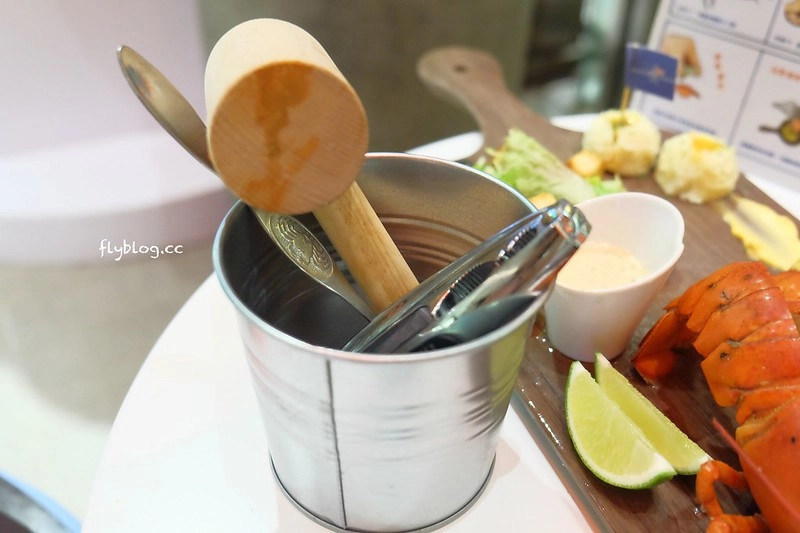 Captain Lobster龍蝦堡台中快閃店┃台中西屯美食:整隻500公克重的豪華活龍蝦,還多了古巴三明治和松葉蟹堡,超霸氣龍蝦套餐千元有找 @飛天璇的口袋