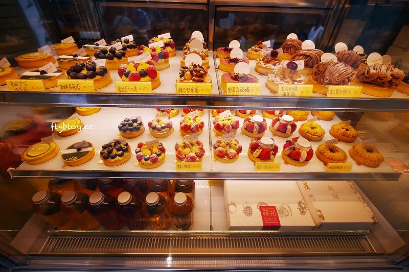 蒔初甜點@二店┃台中西區美食:隱藏在林森路動漫巷裡的超人氣甜點店,同場加映動漫巷各種新的彩繪卡通,還有最新的「你的名字」電影海報畫面 @飛天璇的口袋