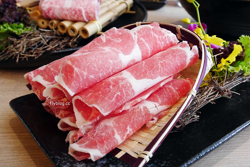 椰林世界 椰子雞┃台中南屯美食:椰子雞跨界鍋物餐廳,有如沙漠中的綠洲建築,高單價和食材表現不成比例,公益路美食餐廳又一發 @飛天璇的口袋