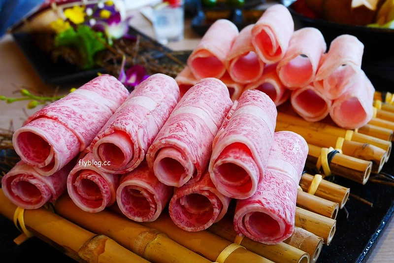 椰林世界 椰子雞┃台中南屯美食:椰子雞跨界鍋物餐廳,有如沙漠中的綠洲建築,高單價和食材表現不成比例,公益路美食餐廳又一發 @飛天璇的口袋