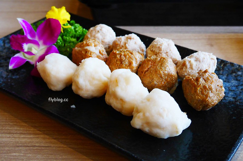 椰林世界 椰子雞┃台中南屯美食:椰子雞跨界鍋物餐廳,有如沙漠中的綠洲建築,高單價和食材表現不成比例,公益路美食餐廳又一發 @飛天璇的口袋