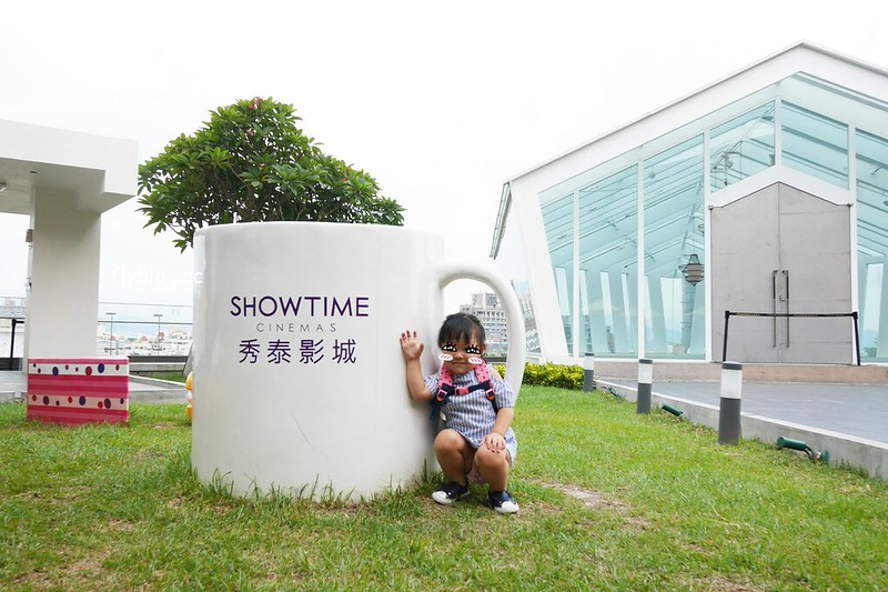 台中水晶教堂|藍天白雲映襯下宛如浪漫的水晶教堂,台中秀泰廣場2館頂樓 @飛天璇的口袋