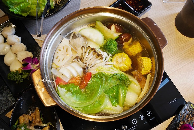 椰林世界 椰子雞┃台中南屯美食:椰子雞跨界鍋物餐廳,有如沙漠中的綠洲建築,高單價和食材表現不成比例,公益路美食餐廳又一發 @飛天璇的口袋