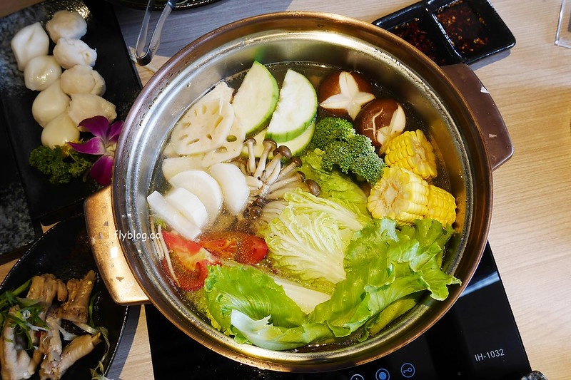 椰林世界 椰子雞┃台中南屯美食:椰子雞跨界鍋物餐廳,有如沙漠中的綠洲建築,高單價和食材表現不成比例,公益路美食餐廳又一發 @飛天璇的口袋