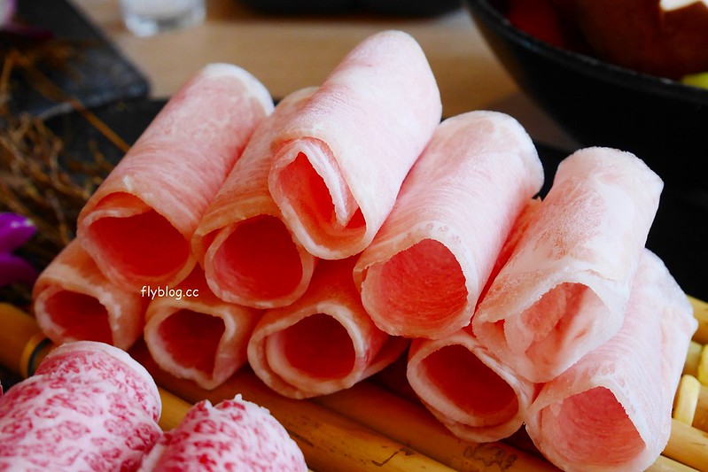 椰林世界 椰子雞┃台中南屯美食:椰子雞跨界鍋物餐廳,有如沙漠中的綠洲建築,高單價和食材表現不成比例,公益路美食餐廳又一發 @飛天璇的口袋