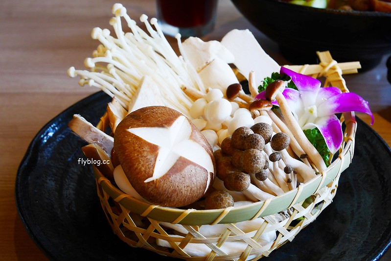 椰林世界 椰子雞┃台中南屯美食:椰子雞跨界鍋物餐廳,有如沙漠中的綠洲建築,高單價和食材表現不成比例,公益路美食餐廳又一發 @飛天璇的口袋