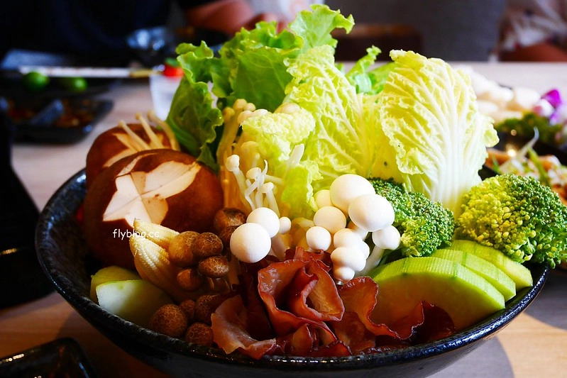 椰林世界 椰子雞┃台中南屯美食:椰子雞跨界鍋物餐廳,有如沙漠中的綠洲建築,高單價和食材表現不成比例,公益路美食餐廳又一發 @飛天璇的口袋