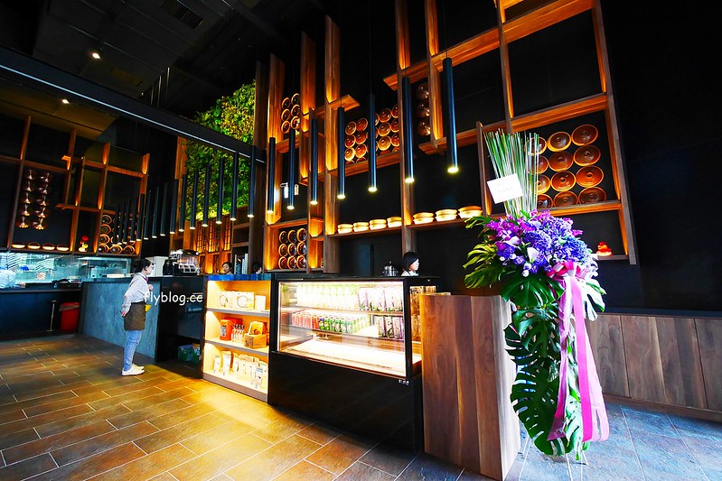 椰林世界 椰子雞┃台中南屯美食:椰子雞跨界鍋物餐廳,有如沙漠中的綠洲建築,高單價和食材表現不成比例,公益路美食餐廳又一發 @飛天璇的口袋