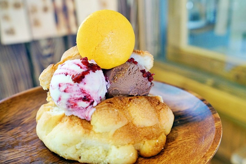 柳川や.柳川彩繪麵包店┃台中西區美食:巷弄間的人氣彩繪麵包店,冰淇淋菠蘿油包和麵包都很好吃,台中IG超夯打卡牆 @飛天璇的口袋