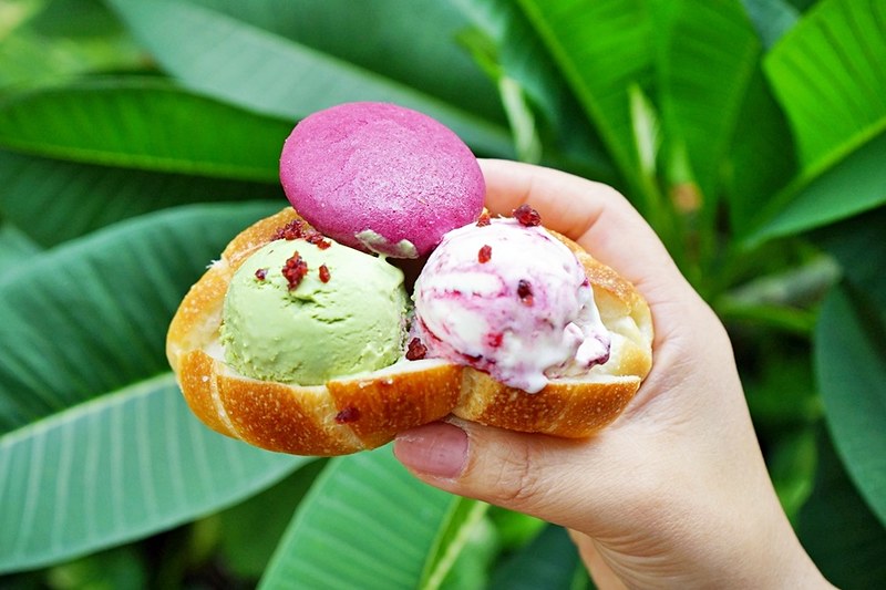 柳川や.柳川彩繪麵包店┃台中西區美食:巷弄間的人氣彩繪麵包店,冰淇淋菠蘿油包和麵包都很好吃,台中IG超夯打卡牆 @飛天璇的口袋