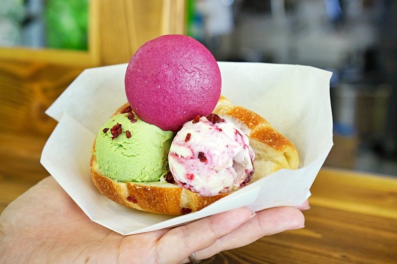 柳川や.柳川彩繪麵包店┃台中西區美食:巷弄間的人氣彩繪麵包店,冰淇淋菠蘿油包和麵包都很好吃,台中IG超夯打卡牆 @飛天璇的口袋