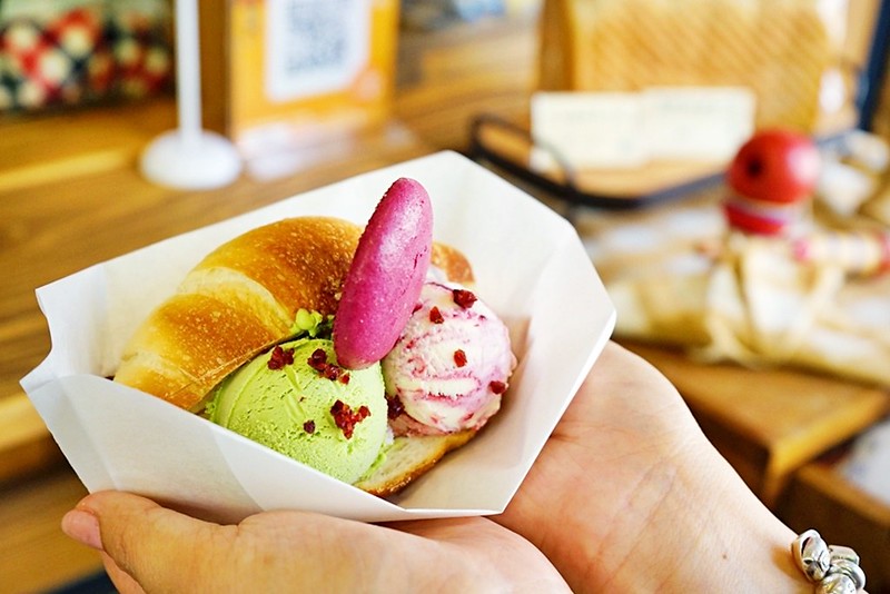 柳川や.柳川彩繪麵包店┃台中西區美食:巷弄間的人氣彩繪麵包店,冰淇淋菠蘿油包和麵包都很好吃,台中IG超夯打卡牆 @飛天璇的口袋