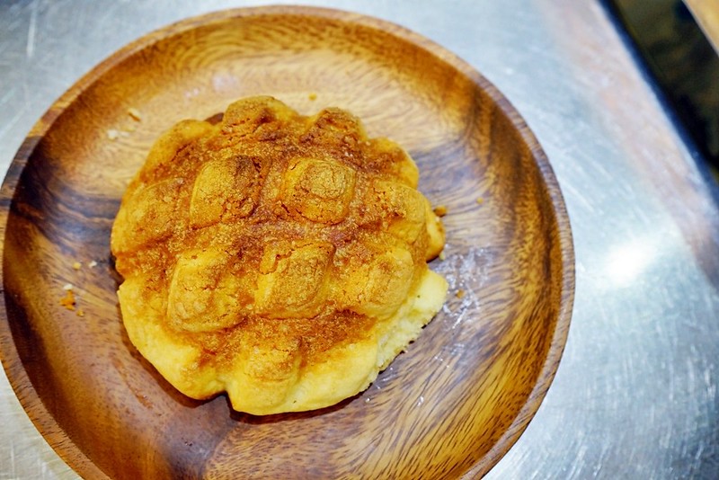 柳川や.柳川彩繪麵包店┃台中西區美食:巷弄間的人氣彩繪麵包店,冰淇淋菠蘿油包和麵包都很好吃,台中IG超夯打卡牆 @飛天璇的口袋