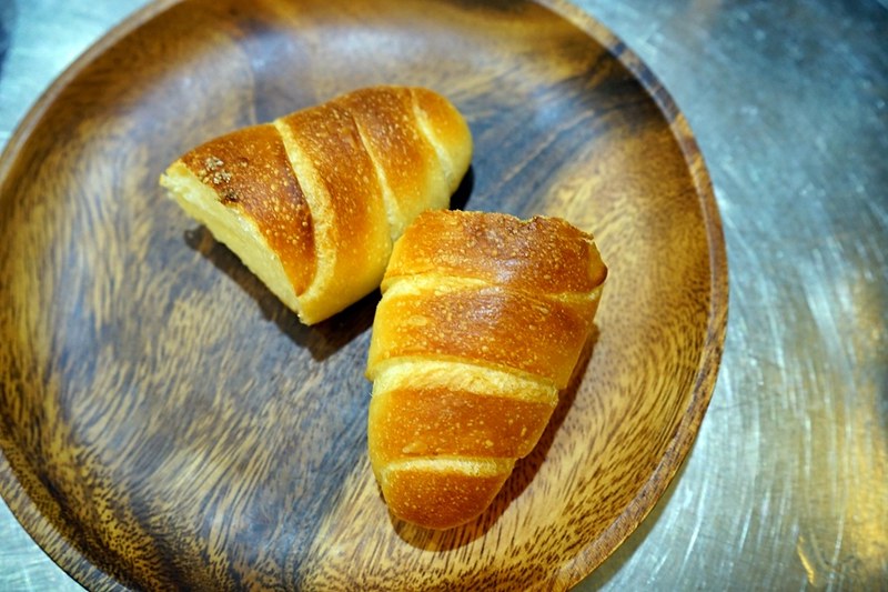 柳川や.柳川彩繪麵包店┃台中西區美食:巷弄間的人氣彩繪麵包店,冰淇淋菠蘿油包和麵包都很好吃,台中IG超夯打卡牆 @飛天璇的口袋