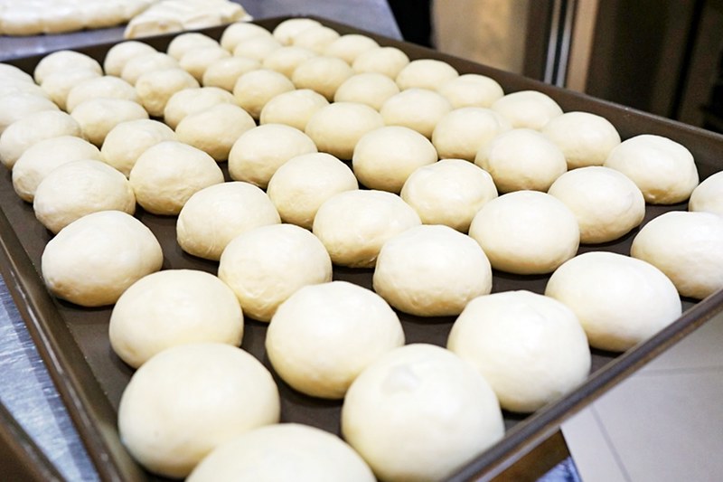 柳川や.柳川彩繪麵包店┃台中西區美食:巷弄間的人氣彩繪麵包店,冰淇淋菠蘿油包和麵包都很好吃,台中IG超夯打卡牆 @飛天璇的口袋