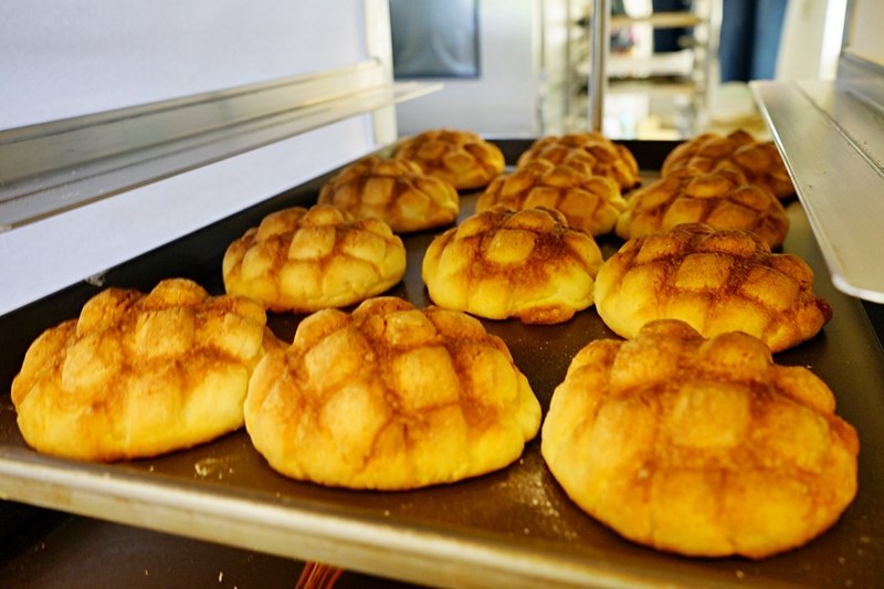 柳川や.柳川彩繪麵包店┃台中西區美食:巷弄間的人氣彩繪麵包店,冰淇淋菠蘿油包和麵包都很好吃,台中IG超夯打卡牆 @飛天璇的口袋