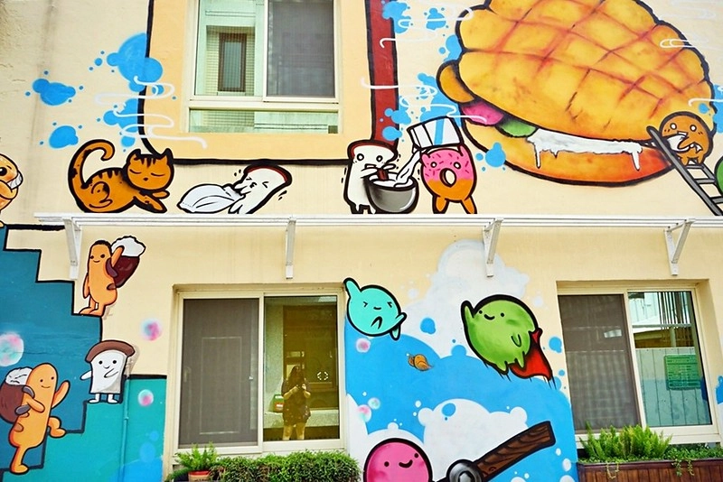 柳川や.柳川彩繪麵包店┃台中西區美食:巷弄間的人氣彩繪麵包店,冰淇淋菠蘿油包和麵包都很好吃,台中IG超夯打卡牆 @飛天璇的口袋