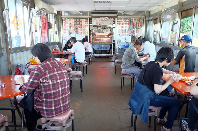 三重埔米粉湯┃台中南屯:永春東路鐵皮屋搭建的小吃店,在水溝蓋上吃米粉湯,平日中午就出現排隊人潮 @飛天璇的口袋