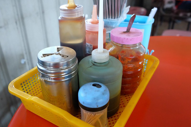 三重埔米粉湯┃台中南屯:永春東路鐵皮屋搭建的小吃店,在水溝蓋上吃米粉湯,平日中午就出現排隊人潮 @飛天璇的口袋