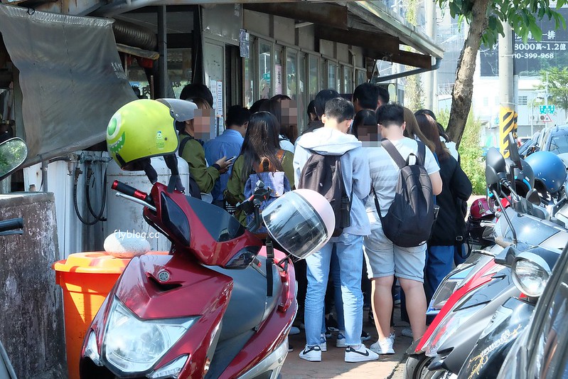三重埔米粉湯┃台中南屯:永春東路鐵皮屋搭建的小吃店,在水溝蓋上吃米粉湯,平日中午就出現排隊人潮 @飛天璇的口袋