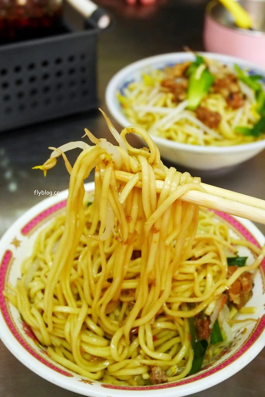 台中北屯|阿英炒麵.隱藏版的北屯炒麵店,老闆娘人很和藹可親 @飛天璇的口袋