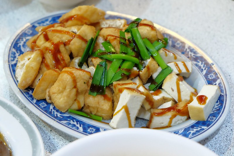 宜蘭鴨肉送|終於吃到傳說中的布丁麵,小菜的表現更出色,一群人剛好可以點滿一桌 @飛天璇的口袋