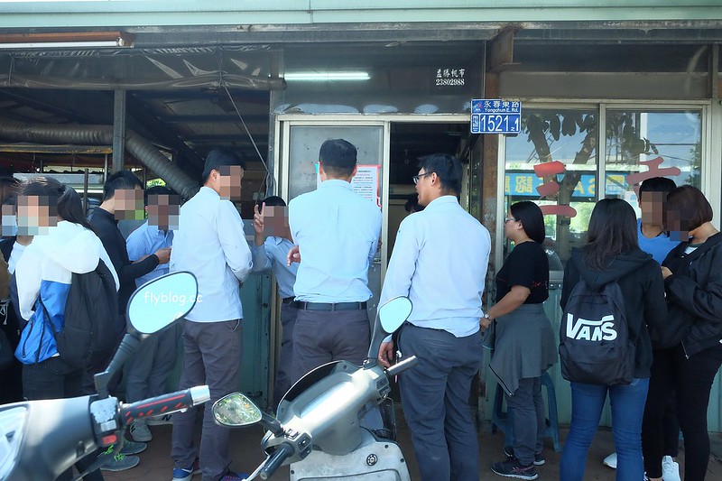 三重埔米粉湯┃台中南屯:永春東路鐵皮屋搭建的小吃店,在水溝蓋上吃米粉湯,平日中午就出現排隊人潮 @飛天璇的口袋