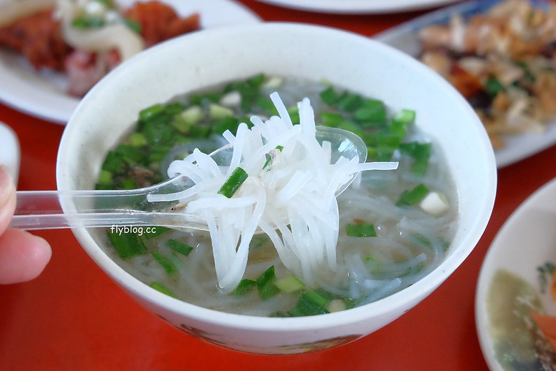 三重埔米粉湯┃台中南屯:永春東路鐵皮屋搭建的小吃店,在水溝蓋上吃米粉湯,平日中午就出現排隊人潮 @飛天璇的口袋