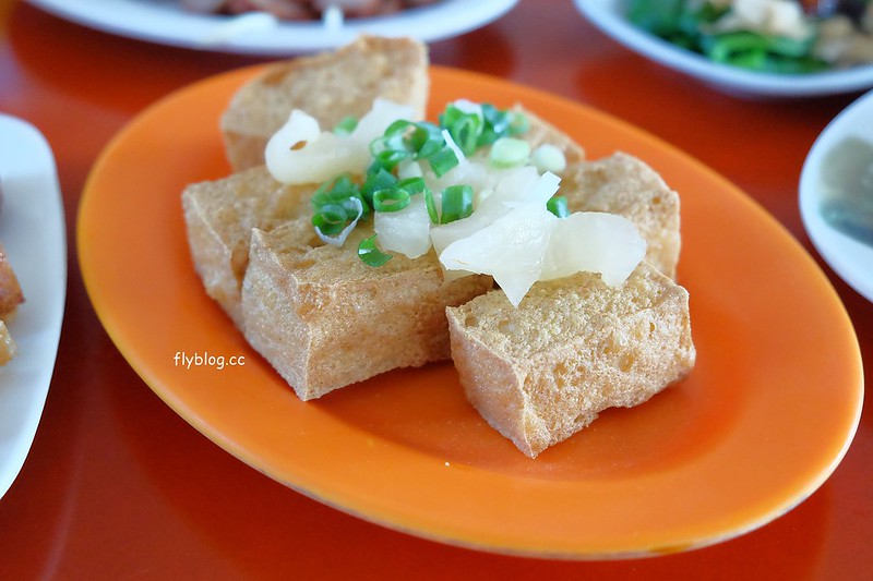 三重埔米粉湯┃台中南屯:永春東路鐵皮屋搭建的小吃店,在水溝蓋上吃米粉湯,平日中午就出現排隊人潮 @飛天璇的口袋