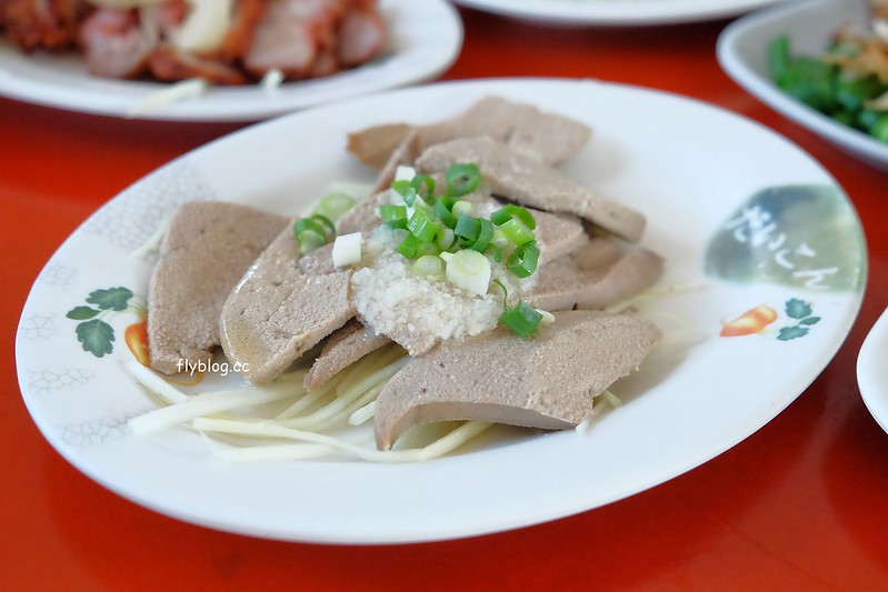 三重埔米粉湯┃台中南屯:永春東路鐵皮屋搭建的小吃店,在水溝蓋上吃米粉湯,平日中午就出現排隊人潮 @飛天璇的口袋