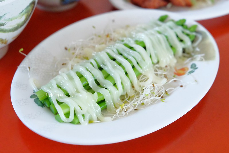 三重埔米粉湯┃台中南屯:永春東路鐵皮屋搭建的小吃店,在水溝蓋上吃米粉湯,平日中午就出現排隊人潮 @飛天璇的口袋