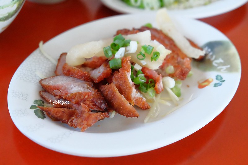三重埔米粉湯┃台中南屯:永春東路鐵皮屋搭建的小吃店,在水溝蓋上吃米粉湯,平日中午就出現排隊人潮 @飛天璇的口袋