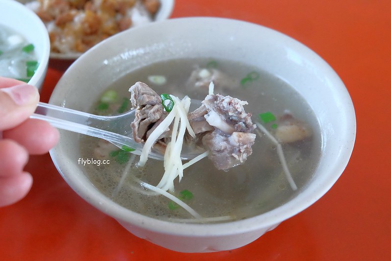 三重埔米粉湯┃台中南屯:永春東路鐵皮屋搭建的小吃店,在水溝蓋上吃米粉湯,平日中午就出現排隊人潮 @飛天璇的口袋