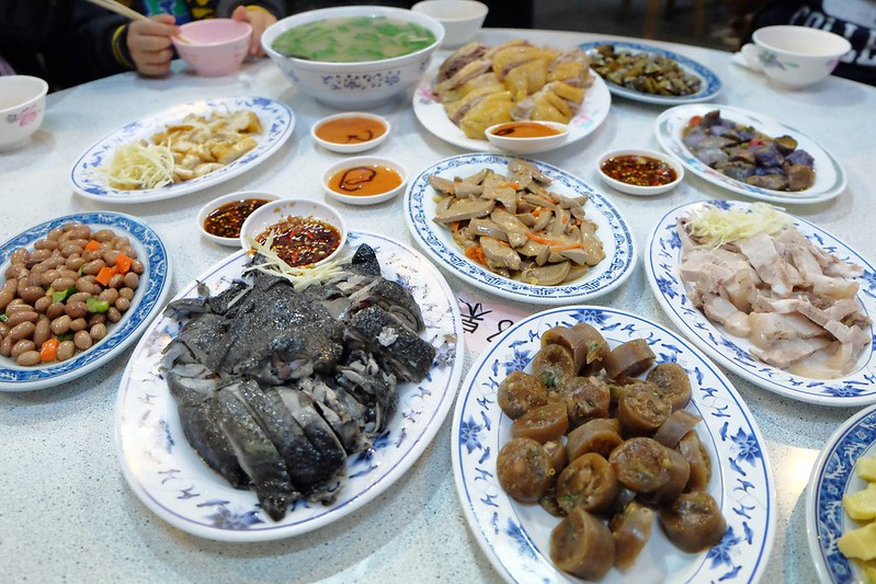 宜蘭鴨肉送|終於吃到傳說中的布丁麵,小菜的表現更出色,一群人剛好可以點滿一桌 @飛天璇的口袋