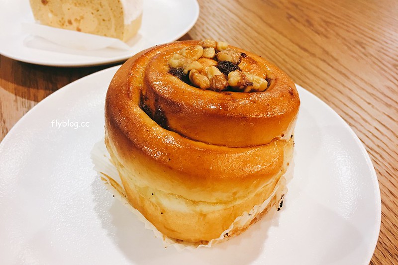 星巴克大英店 Starbucks┃台中南屯:全台灣第二家摩登典藏吧台門市,下午4點之後還提供咖啡啤酒,公益路IG拍照打卡新亮點 @飛天璇的口袋