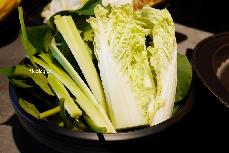 嗑肉石鍋┃台中南屯:一個人也可以享用小火鍋,肉質不錯海鮮有誠意,只是不喜歡吧檯設計 @飛天璇的口袋