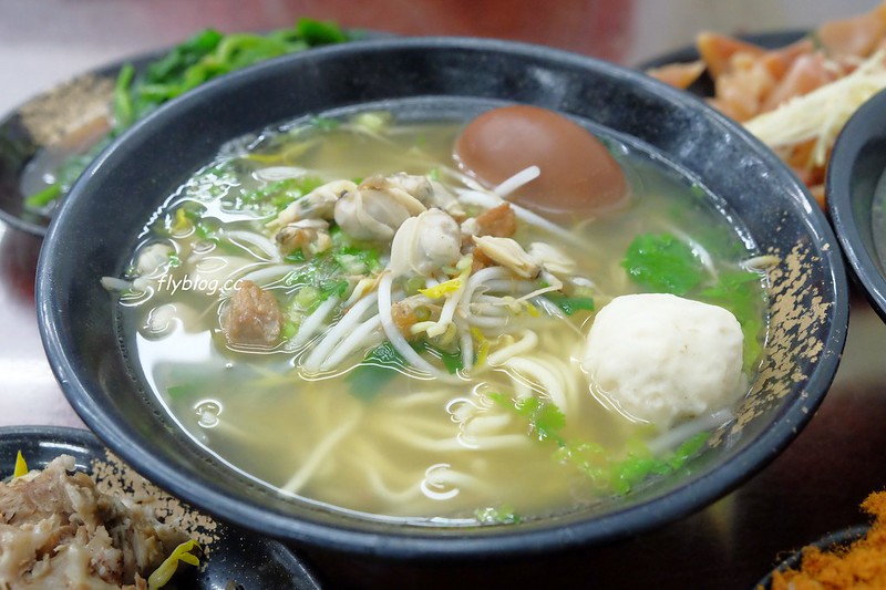 阿添蛤仔麵┃台中南屯:來自彰化30年老字號美食,台中南屯也吃的到,小菜選擇性多,蛤仔麵料多有誠意 @飛天璇的口袋