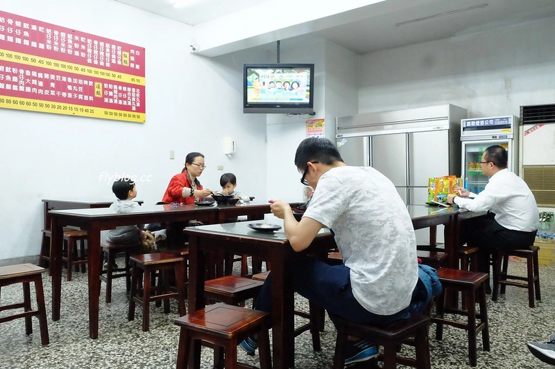 阿添蛤仔麵┃台中南屯:來自彰化30年老字號美食,台中南屯也吃的到,小菜選擇性多,蛤仔麵料多有誠意 @飛天璇的口袋