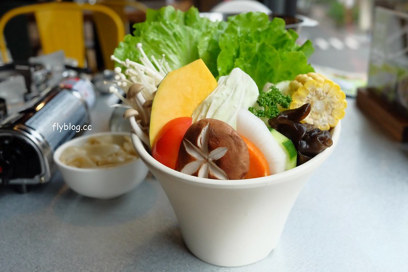 初念火鍋┃台中南屯:宛如咖啡館的漂亮火鍋店,使用天然健康的食材,湯頭有7種不同選擇,推薦手工麵紮實有Q勁 @飛天璇的口袋