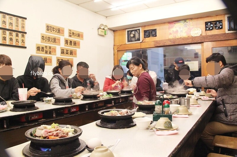 九冠樓石頭火鍋┃台中西區:台中老字號小火鍋店,草悟道商圈美食餐廳,個人推薦燒酒雞必點 @飛天璇的口袋